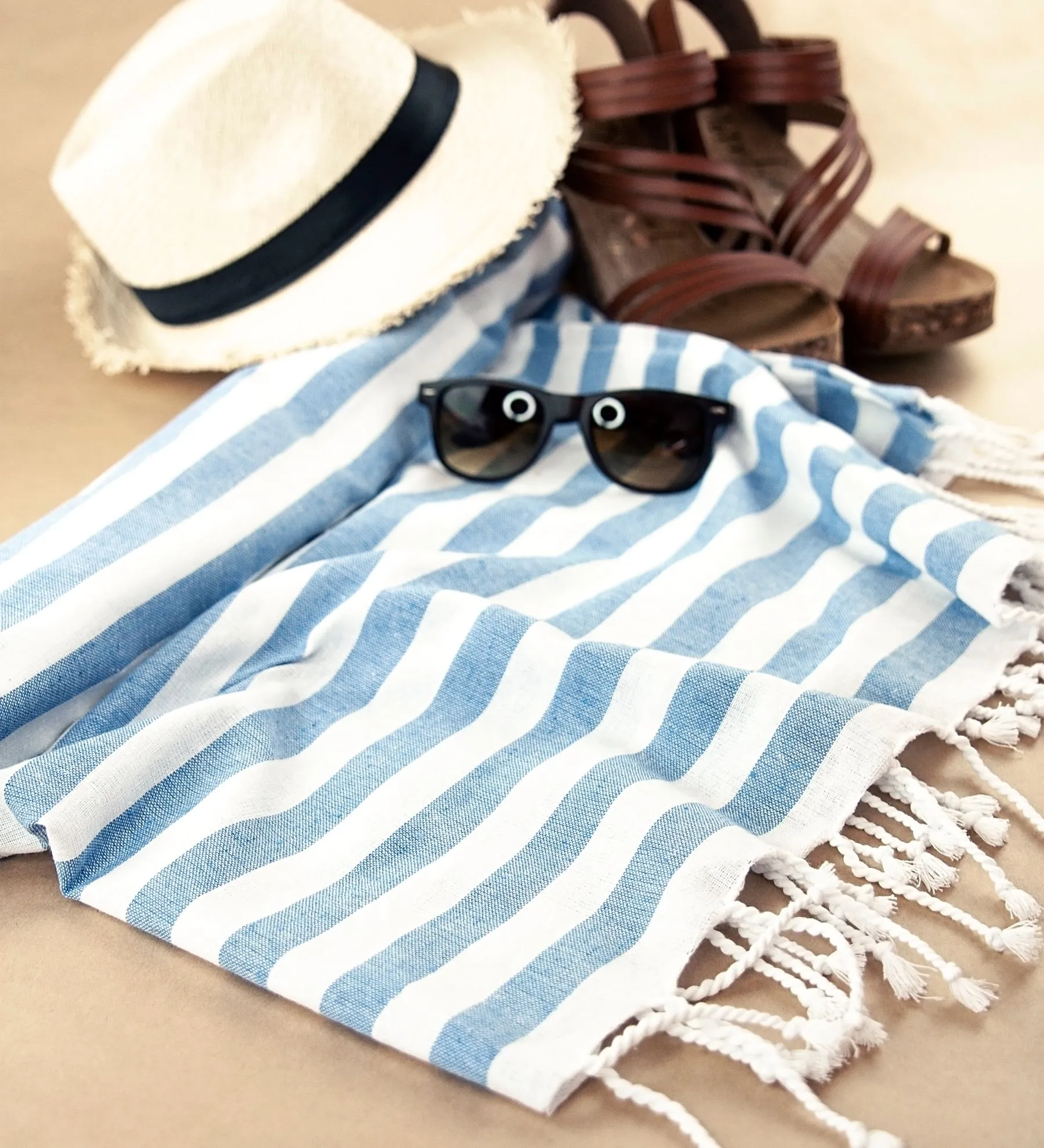 Accessoires de plage disposés sur une serviette rayée
