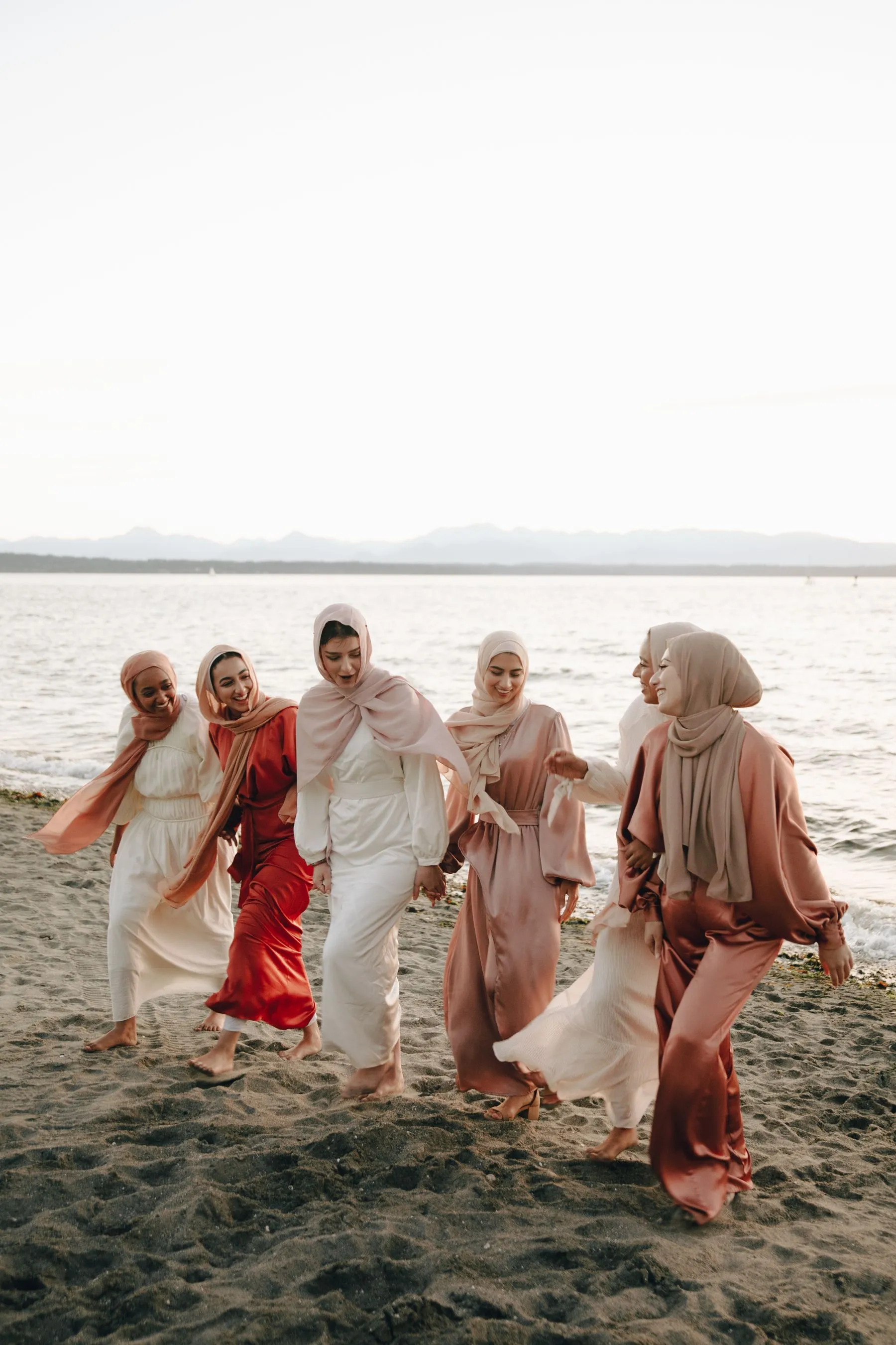 Groupe d’amies profitant d’une promenade sur la plage