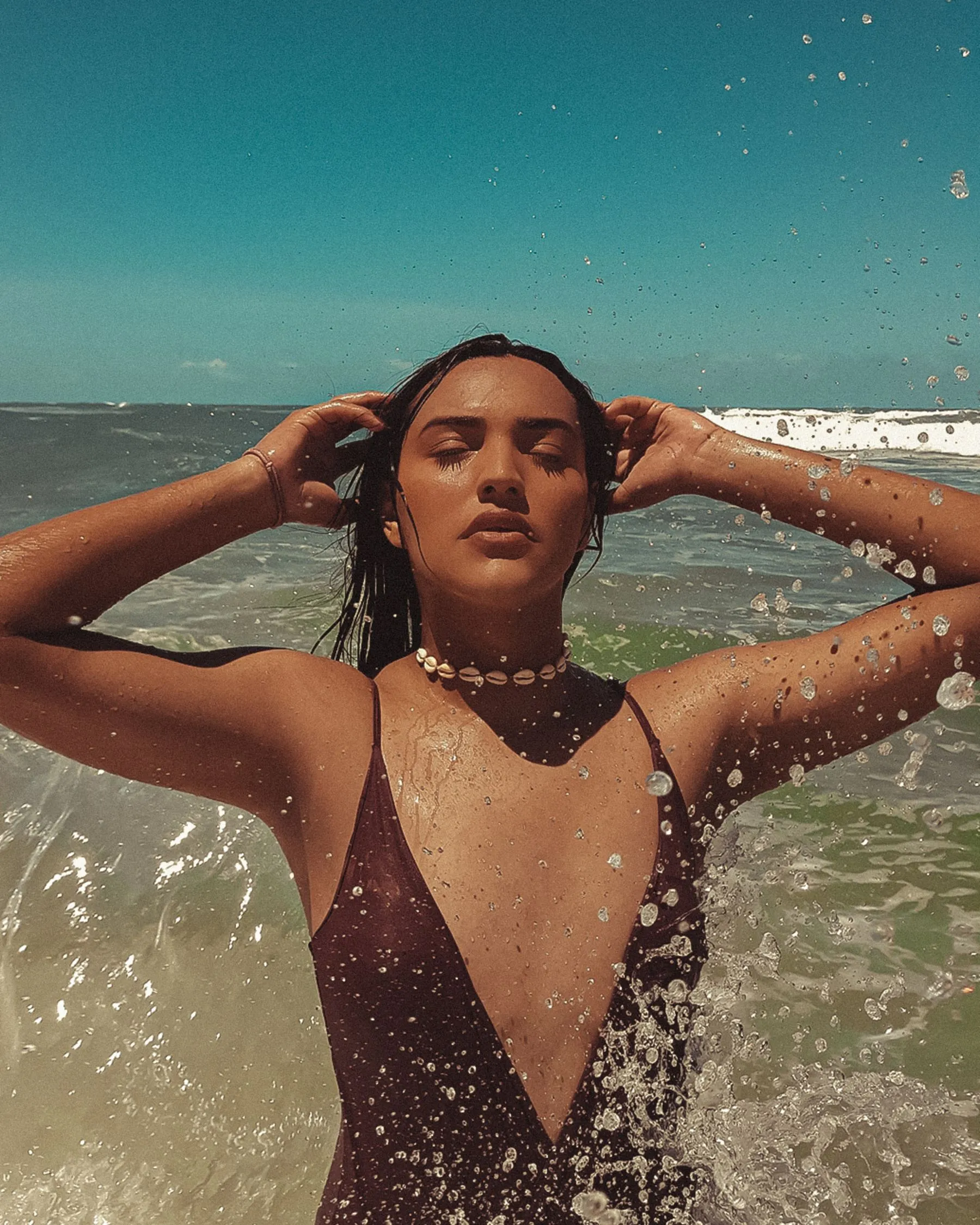 Femme en bikini prune dans les vagues