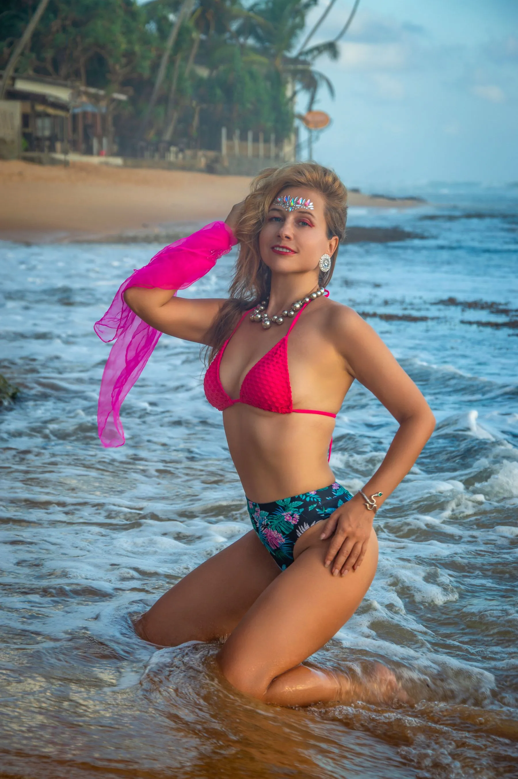Femme portant un bikini coloré dans la mer