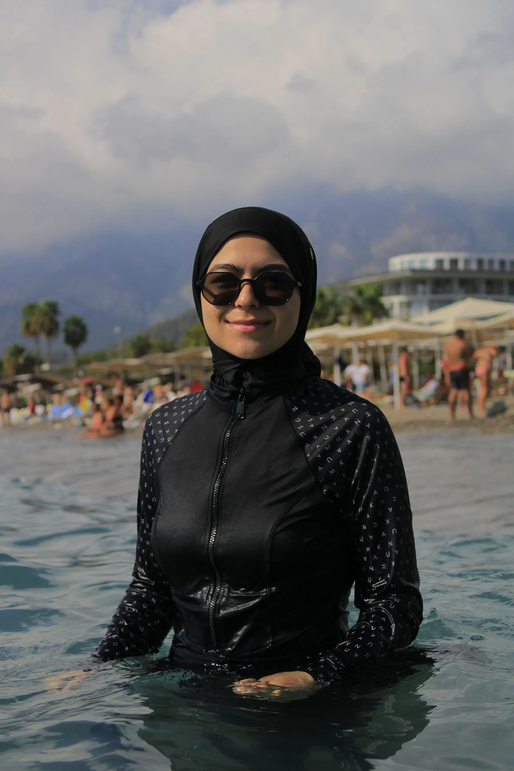 Femme portant un burkini noir sur la plage