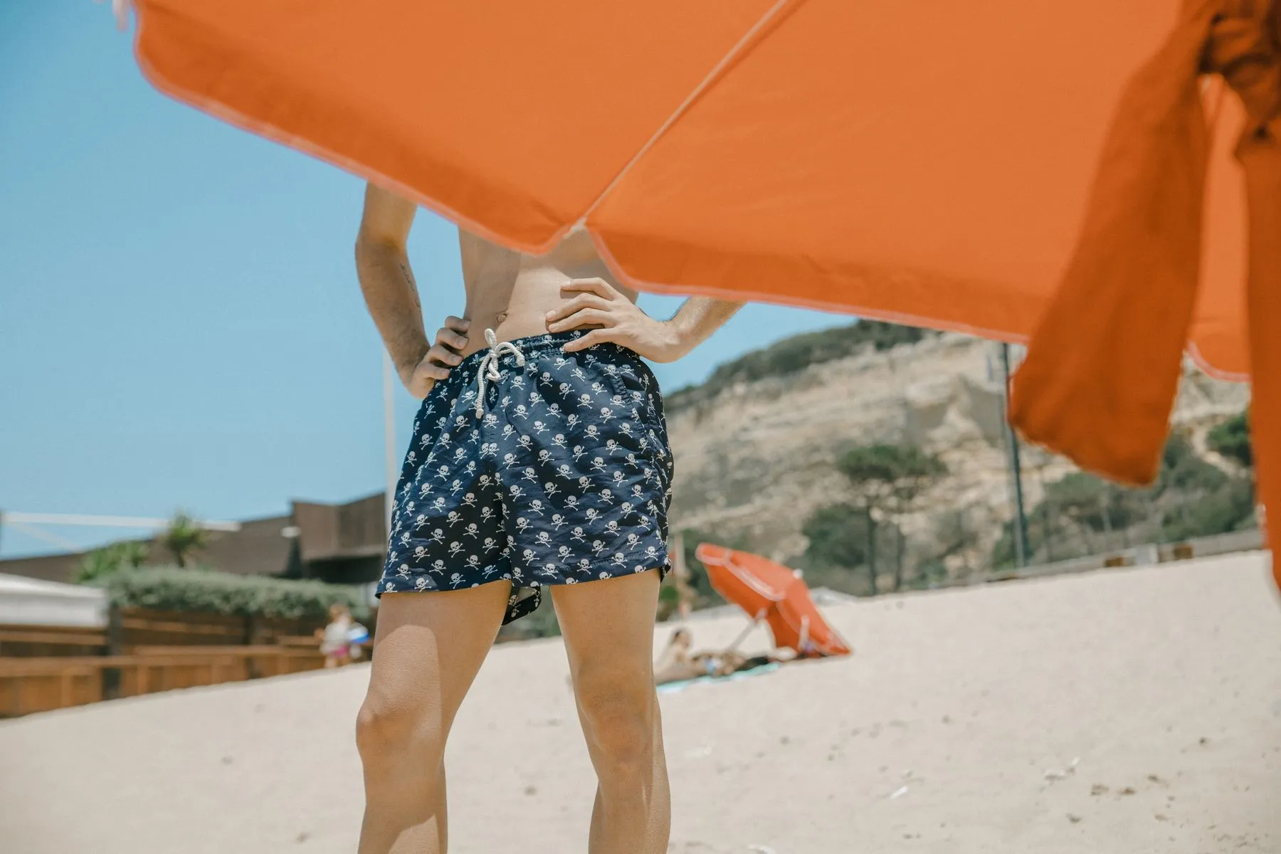 Homme en short de bain imprimé sur une plage