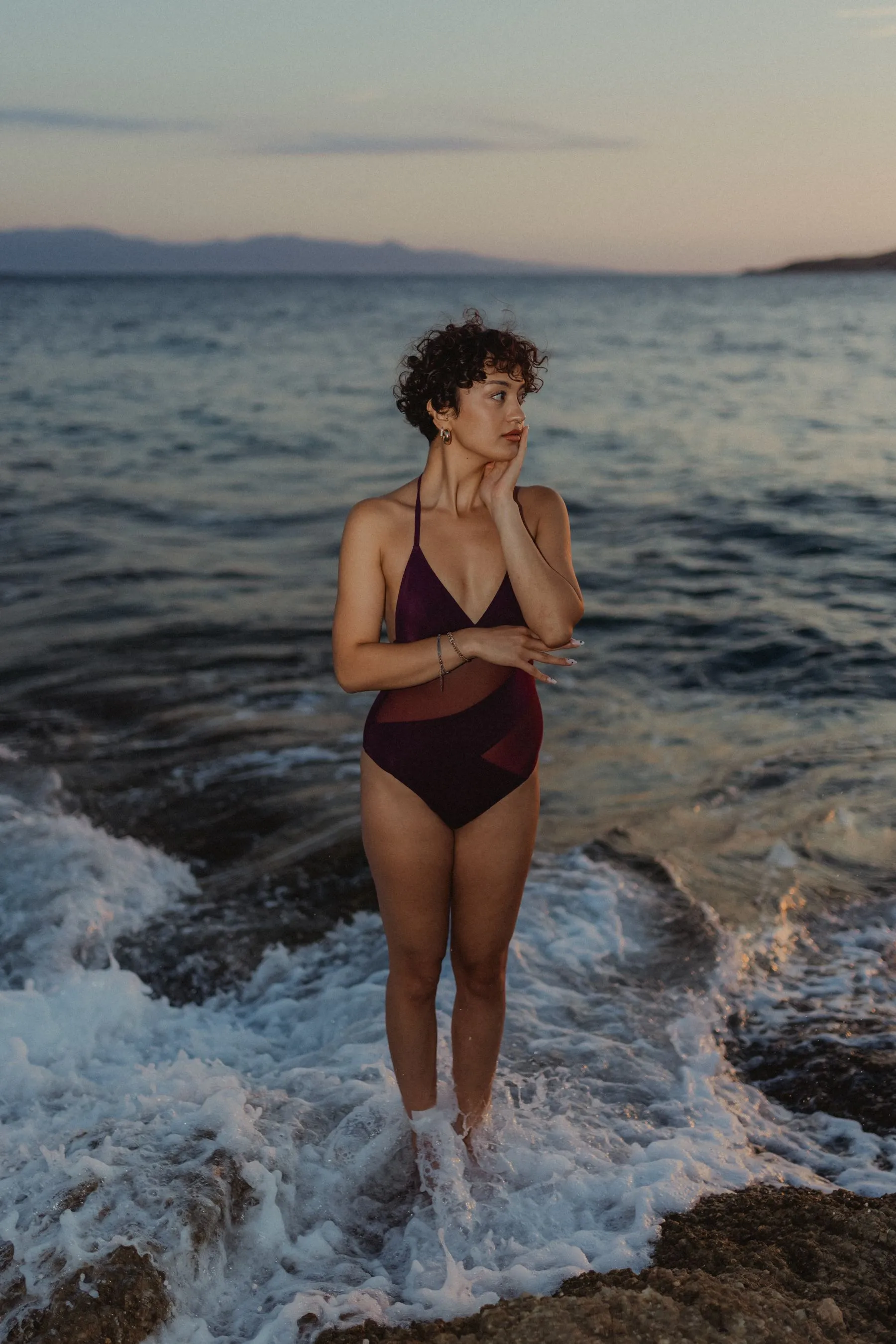 Femme portant un maillot bordeaux dans la mer
